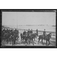 Saumur, mars 1914. Brigade Dragons, Chasseurs, Hussards. Devant la Loire. Exercice de service en campagne. Lalande en tête. [légende d'origine]