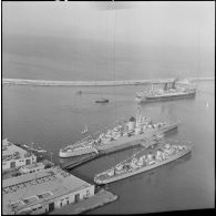 Un croiseur dans le port d'Alger.
