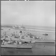 Un croiseur dans le port d'Alger.