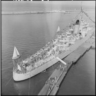Croiseur dans le port d'Alger.