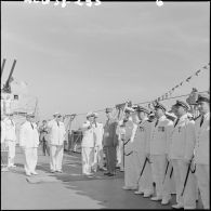 Alger. Visite du général de Gaulle à bord du croiseur 
