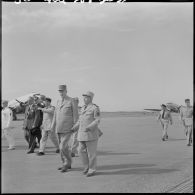 Le général de Gaulle sur une base aérienne.