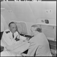 Le général Ely à bord d'un avion.