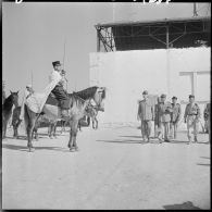 Le général de Gaulle au poste de Boudjebha.