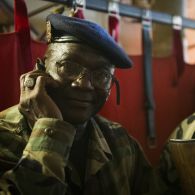 Un colonel malien téléphone à bord d'un avion Transall C-160 à l'aéroport de Bamako, au Mali.