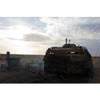Epave d'un véhicule de transport BTR-60 PB de l'armée malienne sur l'aéroport de Gao, au Mali.