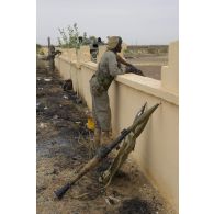 Des commandos tchadiens sécurisent le périmètre de l'aéroport de Gao, au Mali.