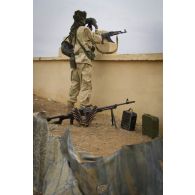 Un commando tchadien sécurise le périmètre de l'aéroport de Gao, au Mali.