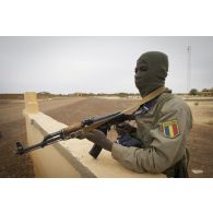 Un commando tchadien sécurise le périmètre de l'aéroport de Gao, au Mali.