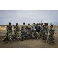 Le maire Sadou Diallo pose aux côtés de commandos tchadiens sur l'aéroport de Gao, au Mali.