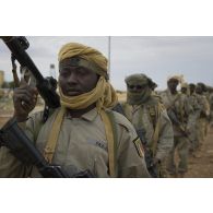 Des commandos tchadiens patrouillent autour de l'aéroport de Gao, au Mali.