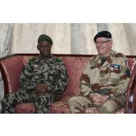 L'amiral Edouard Guillaud s'entretient avec son homologue le général Ibrahima Dahirou Dembélé à Bamako, au Mali.