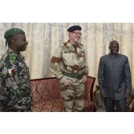 L'amiral Edouard Guillaud s'entretient avec le ministre de la Défense malienne Yamoussa Camara aux côtés de son homologue le général Ibrahima Dahirou Dembélé à Bamako, au Mali.