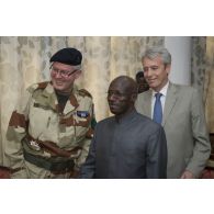 Portrait de l'amiral Edouard Guillaud aux cotés du ministre de la Défense malienne Yamoussa Camara et de l'ambassadeur de France Christian Rouyer à Bamako, au Mali.
