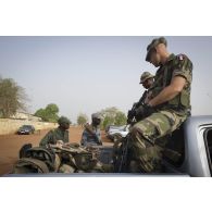 Des marsouins du 3e régiment parachutiste d'infanterie de marine (3e RPIMa) patrouillent avec des gendarmes maliens à bord d'un pick-up autour de l'aéroport de Bamako, au Mali.