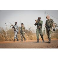 Des marsouins du 3e régiment parachutiste d'infanterie de marine (3e RPIMa) patrouillent aux côtés de gendarmes maliens autour de l'aéroport de Bamako, au Mali.
