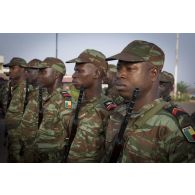 Des soldats béninois sont rassemblés en piquet d'honneur pour une cérémonie à Bamako, au Mali.