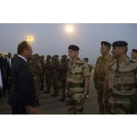Le président de la République François Hollande s'entretient avec le colonel Dominique Cambournac à Bamako, au Mali.