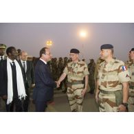 Le président de la République François Hollande s'entretient avec le colonel Dominique Cambournac aux côtés du président malien Dioncounda Traoré à Bamako, au Mali.
