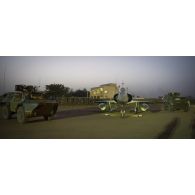 Présentation statique d'un avion Mirage 2000-D de l'escadron de chasse 3/3 Ardennes et de véhicules de l'avant blindés (VAB) T20-13 du commando parachutiste de l'Air n°30 (CPA 30) à Bamako, au Mali.