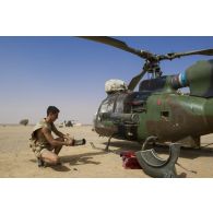 Un mécanicien du 5e régiment d'hélicoptères de combat (5e RHC) intervient sur l'arbre de transmission d'un hélicoptère Gazelle SA-342 M Hot Viviane à Tessalit, au Mali.