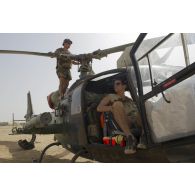Des mécaniciens du 5e régiment d'hélicoptères de combat (5e RHC) interviennent sur le rotor principal d'un hélicoptère Gazelle SA-342 M Hot Viviane à Tessalit, au Mali.