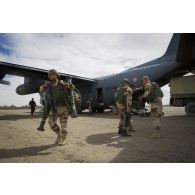 Des légionnaires du 2e régiment étranger de parachutistes (2e REP) débarquent d'un avion Super Hercules C-130 H à Tessalit, au Mali.