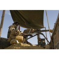 Un légionnaire du 2e régiment étranger de parachutistes (2e REP) sécurise le périmètre depuis un poste de surveillance du camp de Tessalit, au Mali.