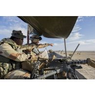 Un légionnaire du 2e régiment étranger de parachutistes (2e REP) donne les axes à surveiller pour une relève de garde sur un poste de surveillance du camp de Tessalit, au Mali.