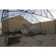 Epave d'un véhicule BDRM-2 de l'armée malienne dans les ruines de l'aéroport de Tessalit, au Mali.