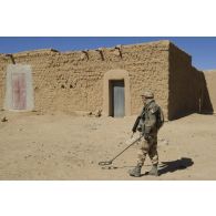 Un élément opérationnel de déminage (EOD) du 6e régiment du génie (6e RG) effectue une vérification de non pollution (VNP) dans un village de la région de Tessalit, au Mali.