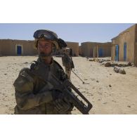 Un chef de groupe du 6e régiment du génie (6e RG) dirige une patrouille dans un village de la région de Tessalit, au Mali.