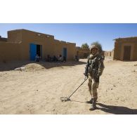 Un élément opérationnel de déminage (EOD) du 6e régiment du génie (6e RG) effectue une vérification de non pollution (VNP) dans un village de la région de Tessalit, au Mali.