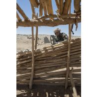Un élément opérationnel de déminage (EOD) du 6e régiment du génie (6e RG) fouille une habitation dans un village de Tessalit, au Mali.