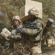 Des légionnaires du 2e régiment étranger de parachutistes (2e REP) reçoivent du ravitaillement lors d'une patrouille dans la vallée de l'Ametettaï, au Mali.