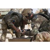 Des légionnaires du 2e régiment étranger de parachutistes (2e REP) reçoivent du ravitaillement en munitions dans la vallée de l'Ametettaï, au Mali.