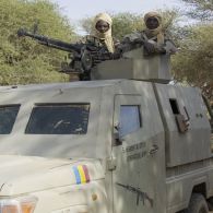 Des soldats tchadiens du 5e régiment blindé léger (BL) patrouillent à bord d'une automitrailleuse ZFB-05 dans la vallée de l'Ametettaï, au Mali.