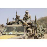 Des soldats tchadiens du 5e régiment blindé léger (BL) patrouillent à bord de leur pick-up dans la vallée de l'Ametettaï, au Mali.