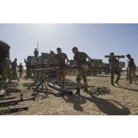 Des sapeurs du 6e régiment du génie (6e RG) inspectent un lance-roquette Grad 2M découvert dans une cache d'armes de la vallée de l'Ametettaï, au Mali.