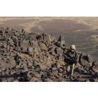 Des légionnaires du 2e régiment étranger de parachutistes (2e REP) font l'ascension d'un point haut de la vallée de Terz, au Mali.