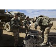 Des soldats du régiment de soutien du combattant (RSC) tirent l'eau d'un puits au moyen d'une motopompe à Tessalit, au Mali.