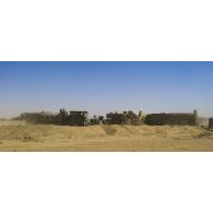 Un camion TRM-10000 du régiment de soutien du combattant (RSC) achemine de l'eau par bac souple sur le camp de Tessalit, au Mali.