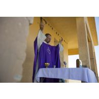 Un aumônier consacre l'Eucharistie lors de la messe à Tessalit, au Mali.
