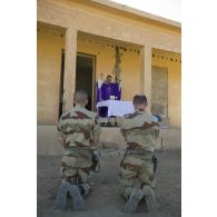 Un aumônier consacre l'Eucharistie lors de la messe à Tessalit, au Mali.