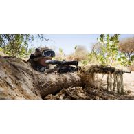 Un tireur de précision du 126e régiment d'infanterie (126e RI) sécurise le périmètre d'un ouadi avec son fusil FR-F2 dans la région de Tessalit, au Mali.