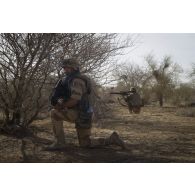 Un chef de groupe du 92e régiment d'infanterie (92e RI) coordonne une patrouille dans la vallée d'Inaïs, au Mali.