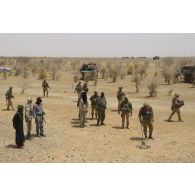 Des soldats des 92e et 126e régiments d'infanterie (92e RI et 126e RI) et des sapeurs du 31e régiment du génie (31e RG) accompagnent des gendarmes maliens pour la fouille d'un campement dans la vallée d'Inaïs, au Mali.