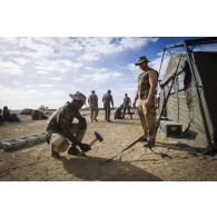 Des soldats montent la tente d'une antenne chirurgicale aérotransportable (ACA) sur le camp de Tessalit, au Mali.