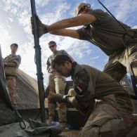 Des soldats montent la tente d'une antenne chirurgicale aérotransportable (ACA) sur le camp de Tessalit, au Mali.
