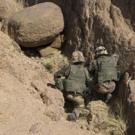Des éléments opérationnels de déminage (EOD) du 17e régiment de génie parachutiste (17e RGP) s'apprêtent à faire exploser des munitions dans une cache d'armes découverte dans la vallée de l'Ametettaï, au Mali.